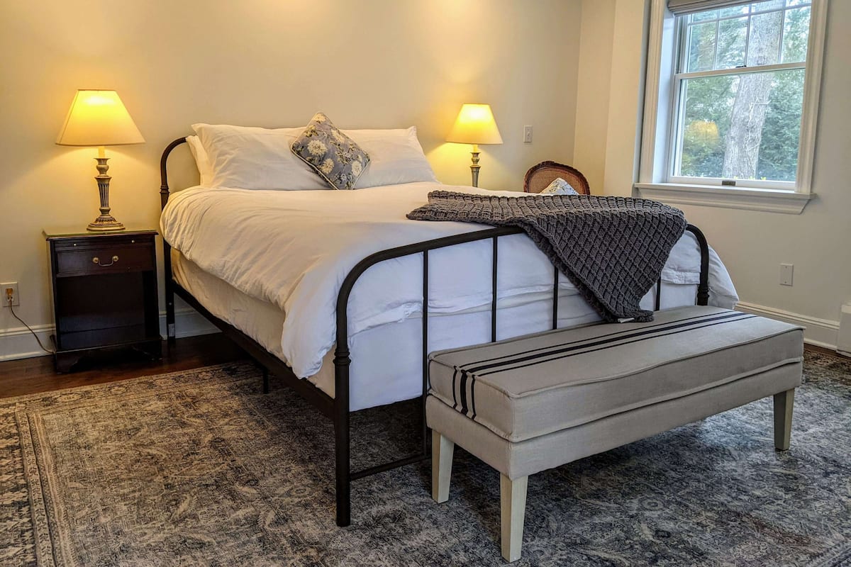Standard Room, 1 Queen Bed, Garden View, Ground Floor | 1 bedroom, individually decorated, individually furnished
