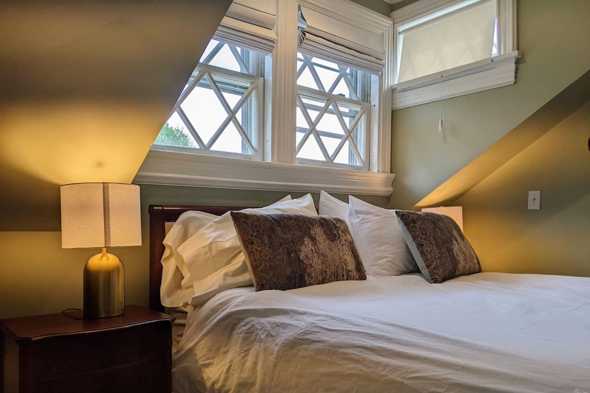 Standard Room, 1 Queen Bed, Non Smoking | 1 bedroom, individually decorated, individually furnished