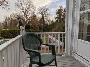 Rom – premium, 1 queensize-seng, peis, bassengutsikt | Individuelt dekorert, individuelt innredet og strykejern/-brett