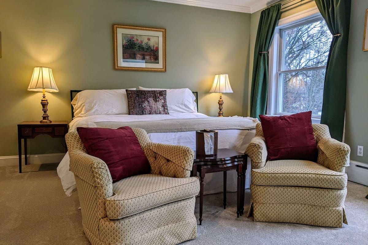 Premium Room, 1 King Bed, Non Smoking, Private Bathroom | 1 bedroom, individually decorated, individually furnished