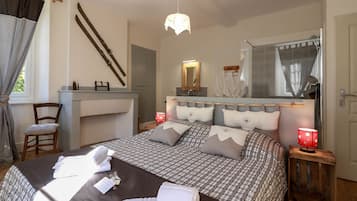 Tweepersoonskamer (Burat) | 1 slaapkamer, luxe beddengoed, individueel gedecoreerd, een bureau