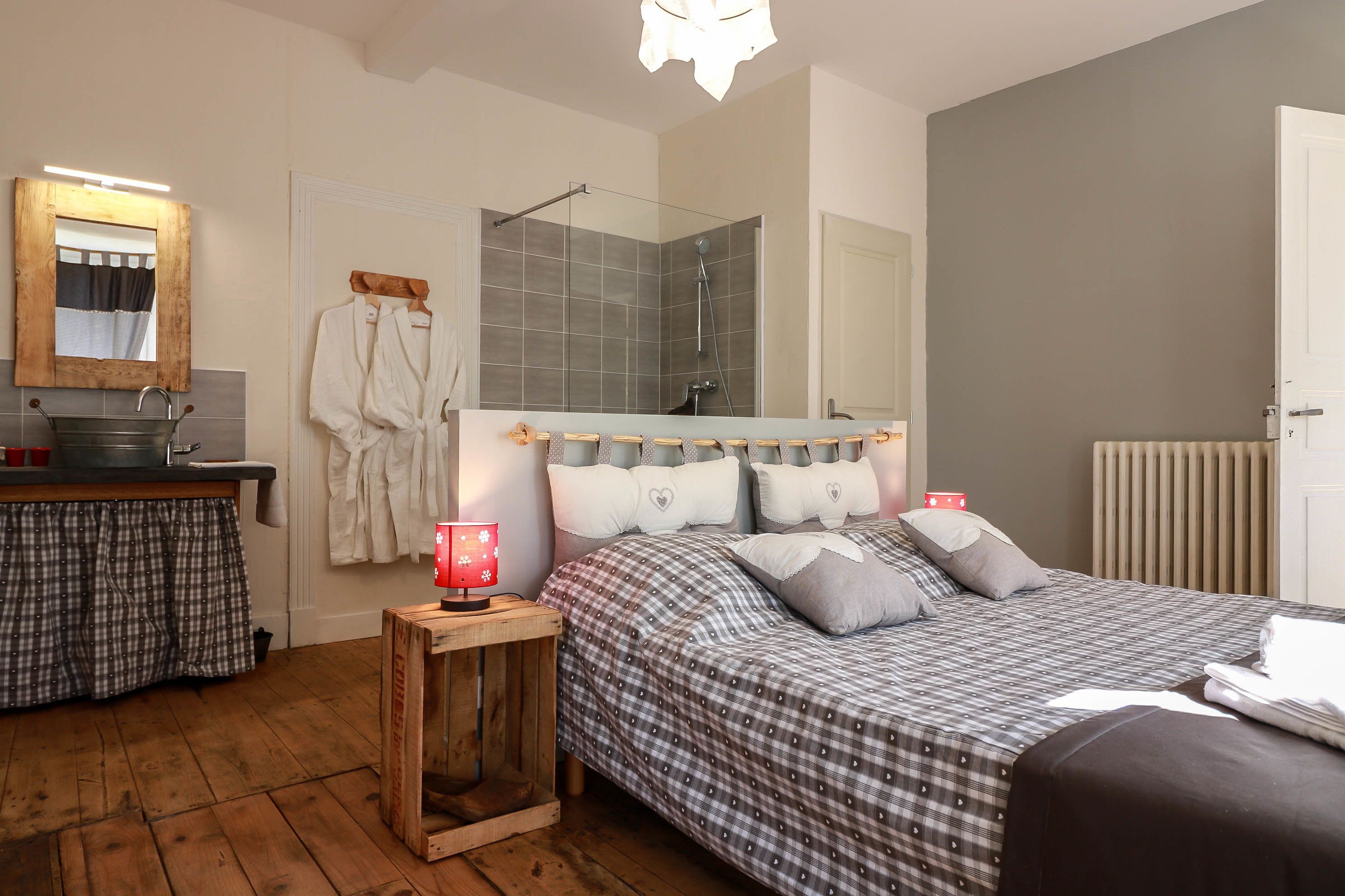 Habitación doble (Burat) | Ropa de cama de alta calidad, decoración personalizada y escritorio 