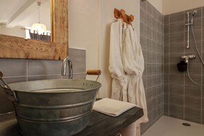 Habitación doble (Burat) | Baño | Regadera, amenidades de baño gratuitas, secadora de cabello, toallas 