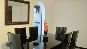 Apartment, 2 Queen Beds, Accessible, Garden View | Living area