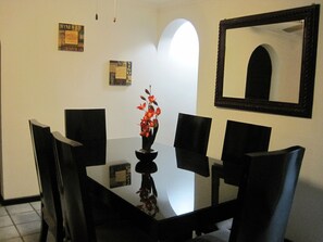 Departamento, 2 camas Queen size, con acceso para personas discapacitadas, vista al jardín | Área de sala de estar