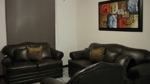 Apartment, 2 Queen Beds, Accessible, Garden View | Living room