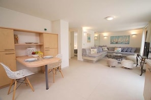 Departamento, 3 habitaciones, en el área del jardín | Área de sala de estar | Televisión de pantalla plana de 32 pulgadas con canales vía satélite