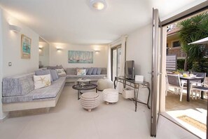 Departamento, 3 habitaciones, en el área del jardín | Sala de estar | Televisión de pantalla plana de 32 pulgadas con canales vía satélite 