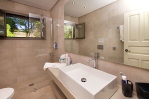 Shower, free toiletries, hair dryer, towels - Marilia Villas (Kefalonia)