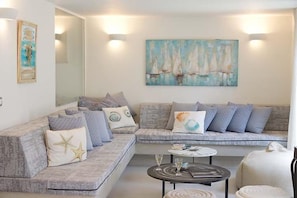 Departamento, 3 habitaciones, en el área del jardín | Sala de estar | Televisión de pantalla plana de 32 pulgadas con canales vía satélite