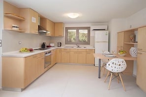Apartment, 3 Schlafzimmer, zum Garten hin | Eigene Küche | Großer Kühlschrank, Mikrowelle, Ofen, Herdplatte