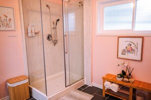 Free toiletries, hair dryer, slippers, towels - HOV B&B House -Hospitality Ocean view Victoria- (Victoria)