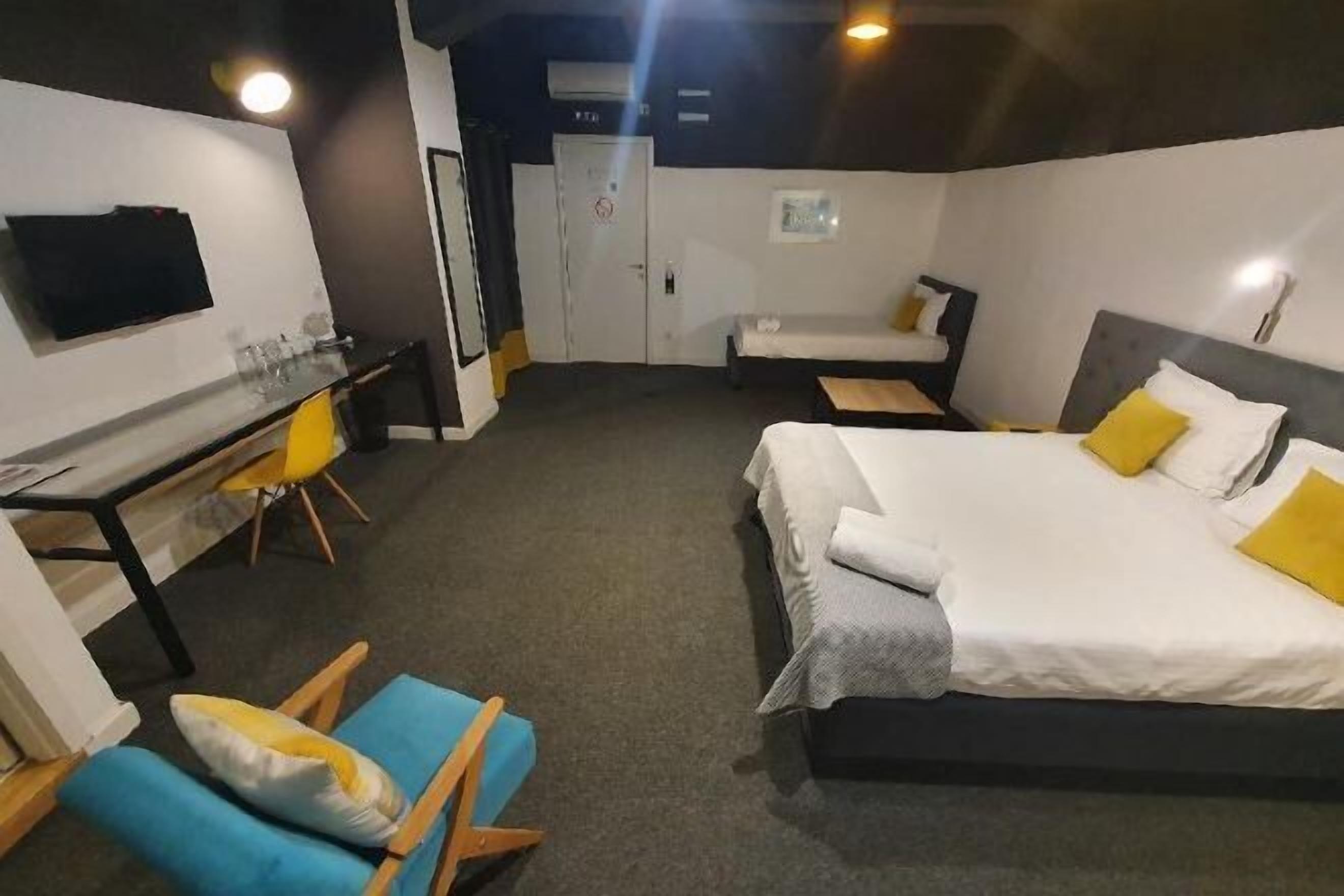 Ylelliset vuodevaatteet, Tempur Pedic -patjalliset sängyt, minibaari