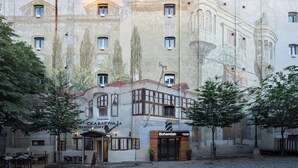 Un edificio con un café llamado 'Skadarlija' y un restaurante llamado 'Bohemio'.