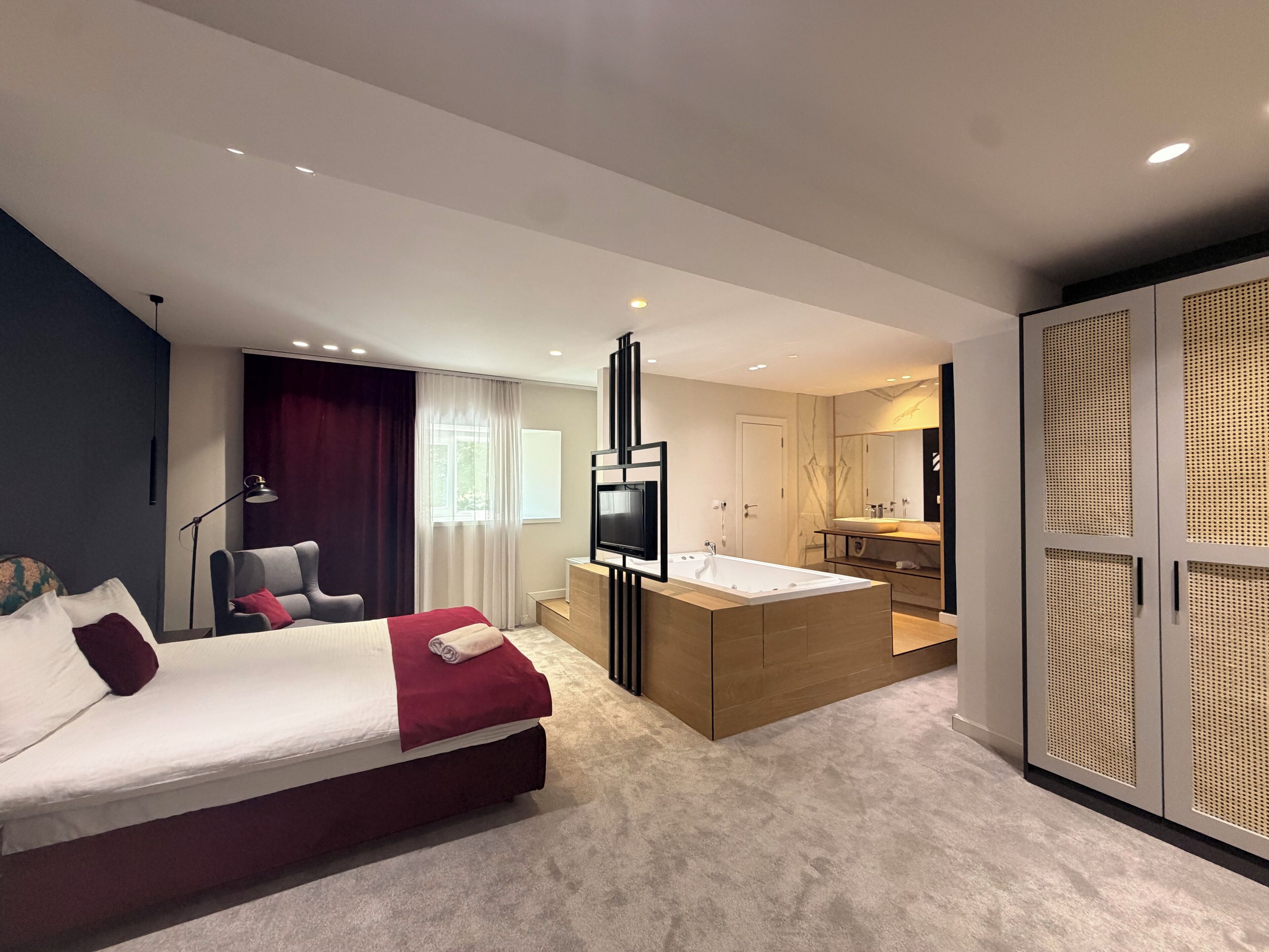 Quarto casal superluxo, vista para a cidade | Roupas de cama premium, camas Tempur-Pedic, frigobar, cofres nos quartos
