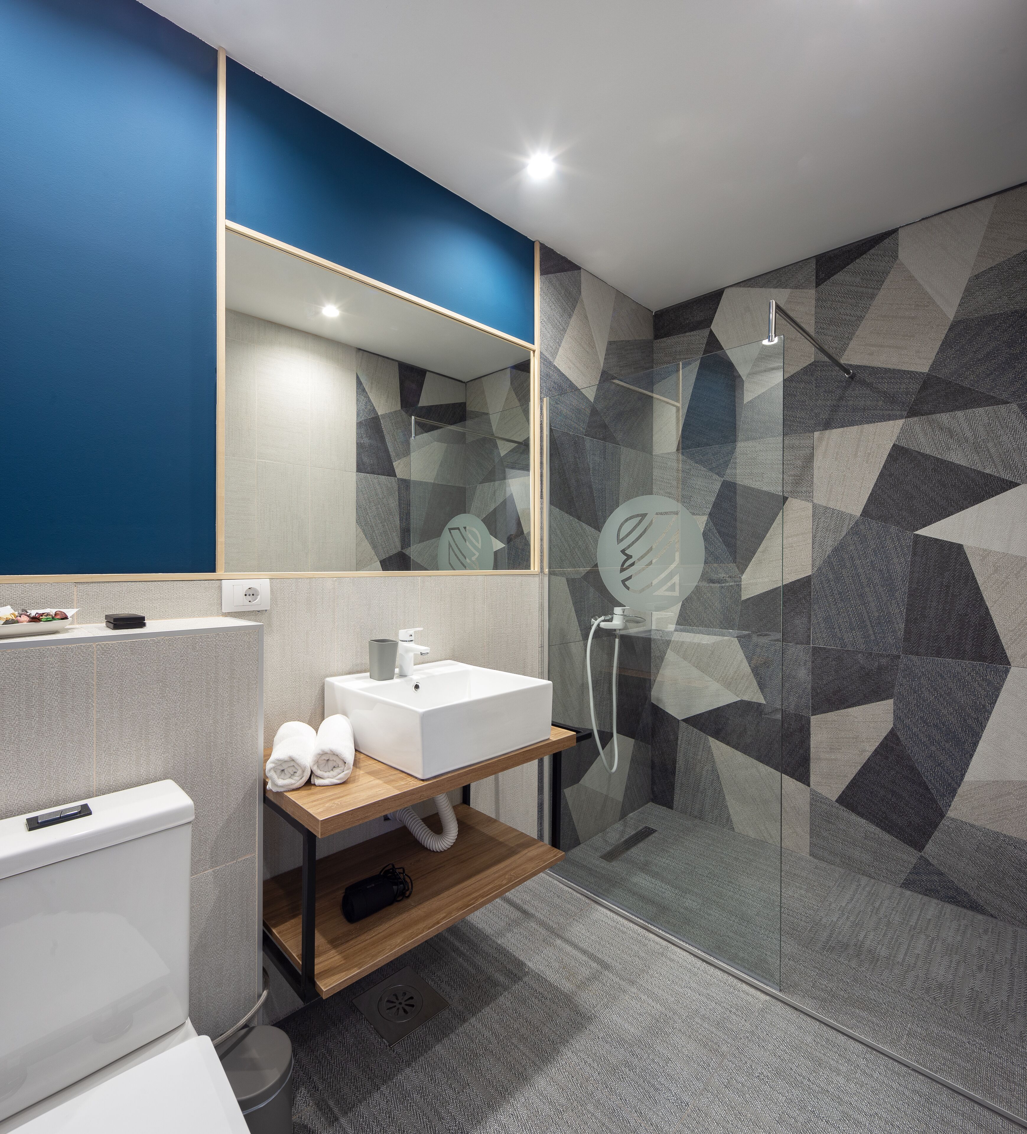 superior double room | bathroom | separate bathtub and shower, hair dryer, slippers, towels