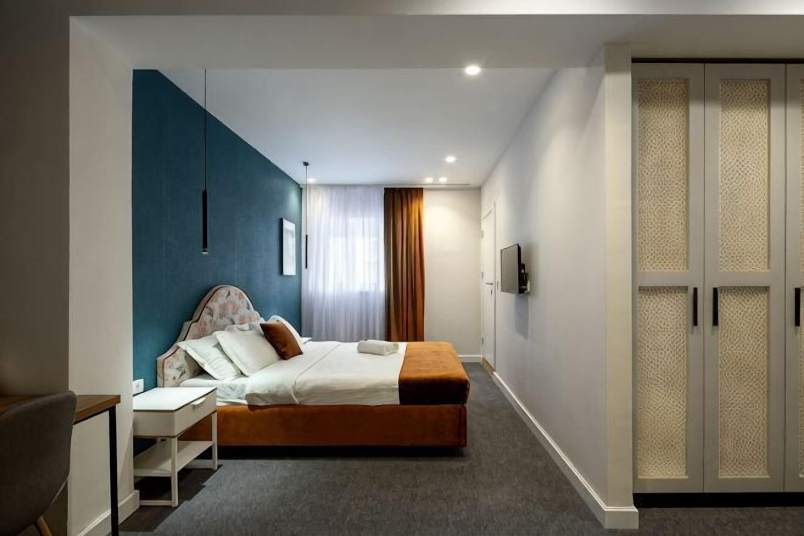 Ropa de cama de alta calidad, camas Tempur-Pedic y minibar 