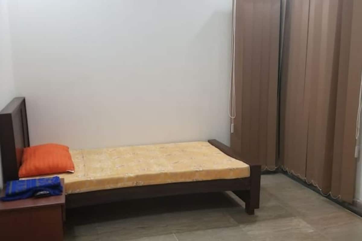 Economy Single Room, 1 Twin Bed, Accessible, Smoking | In-room safe, blackout drapes, soundproofing