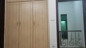 Kamar Single Ekonomi, 1 Tempat Tidur Twin, akses difabel, Boleh Merokok | Brankas, tirai kedap cahaya, kedap suara, dan setrika/meja setrika