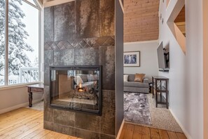 Smart-TV, Kamin, Tischfußball, Bücher