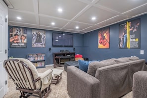 Smart TV, chimenea, futbolito y libros 
