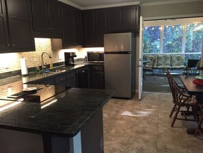 冰箱、微波炉、烤箱、炉灶