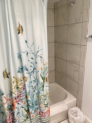 Combined shower/bathtub - Capri Condominium for up to 6 people (Ocean City)