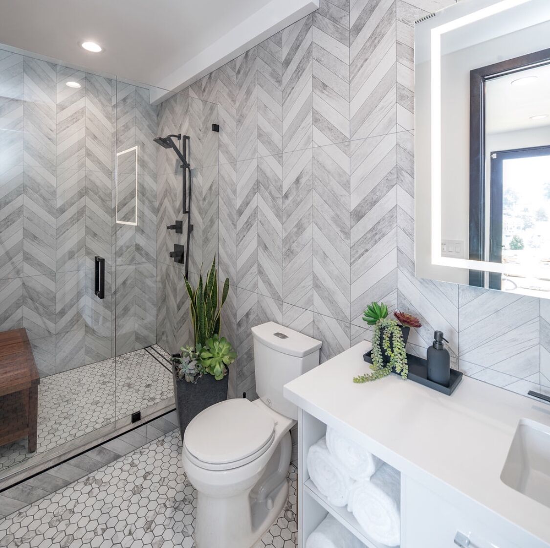 Combined shower/tub, hair dryer, towels, soap