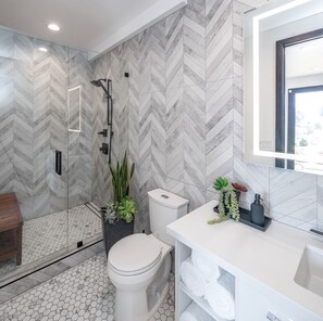 Combined shower/bathtub, hair dryer, towels, soap - The House Up in the Hills (Los Angeles)