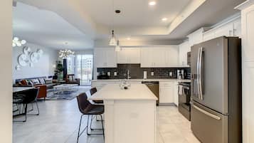 Réfrigérateur, micro-ondes, four, plaque de cuisson