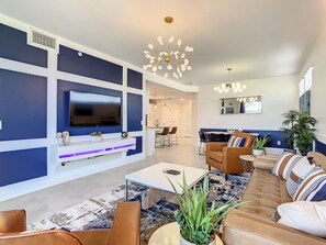 Smart TV - Spacious End-Unit Condo | Modern Open Floor Plan w/ Elegant Décor & Full Comfort | Minutes to Disney (Kissimmee)