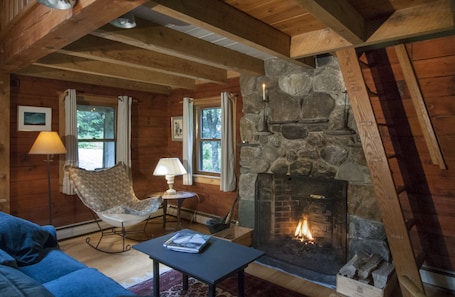 Chimenea y libros . Stetson Hollow Cabin by Stetson Brook