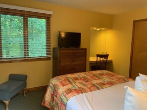 2 bedrooms, iron/ironing board, WiFi, bed sheets - You will keep coming back for more! (East Stroudsburg)