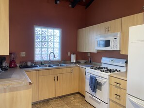 Een koelkast, een microgolfoven, een oven, een kookplaat