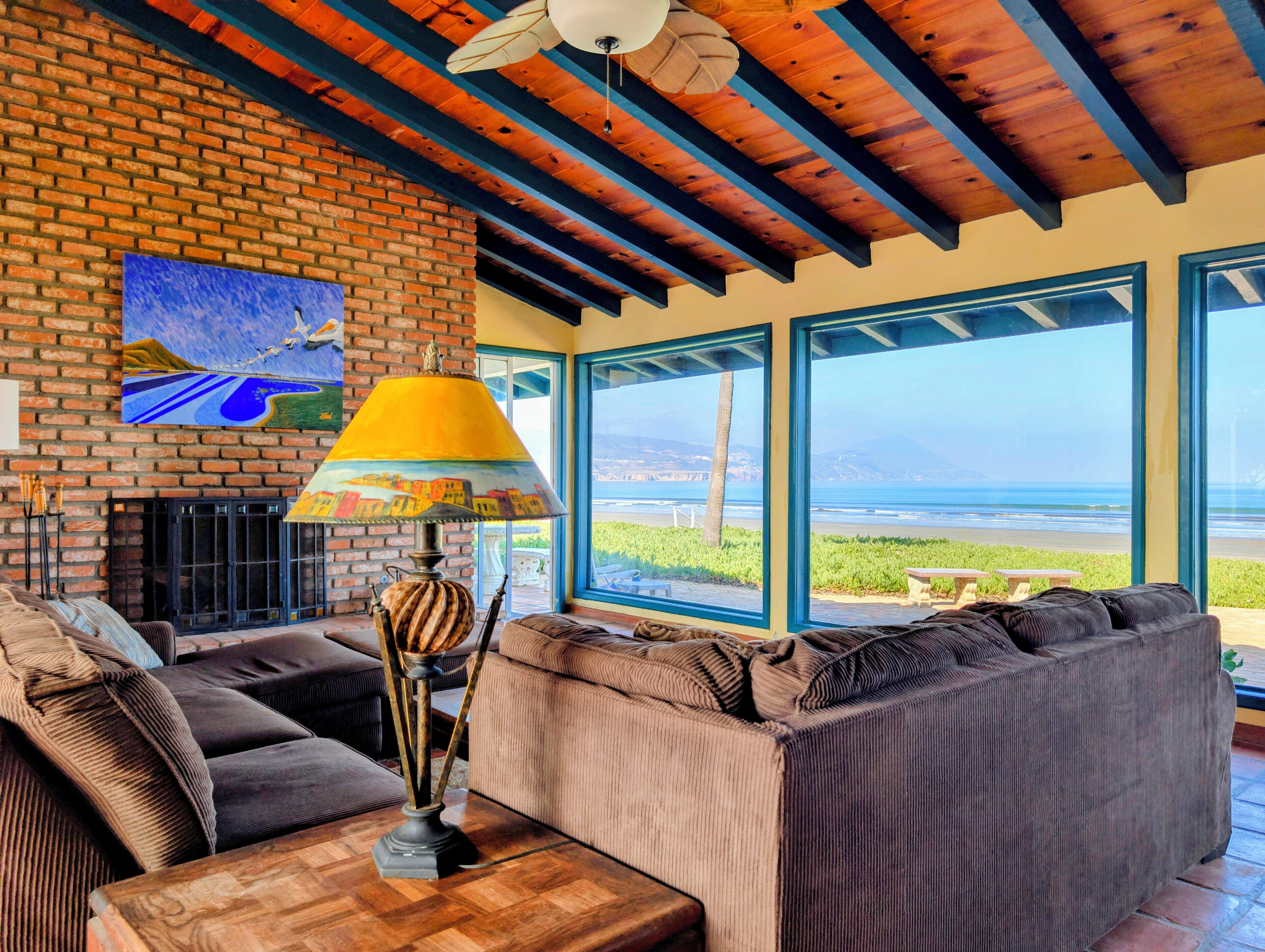 Téléviseur connecté, foyer, livres, chaîne audio