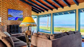 Téléviseur connecté, foyer, livres, chaîne audio