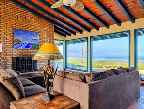 تلفزيون ذكي، مدفأة، كُتُب، ستيريو