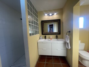 Een douche, een haardroger, handdoeken, zeep