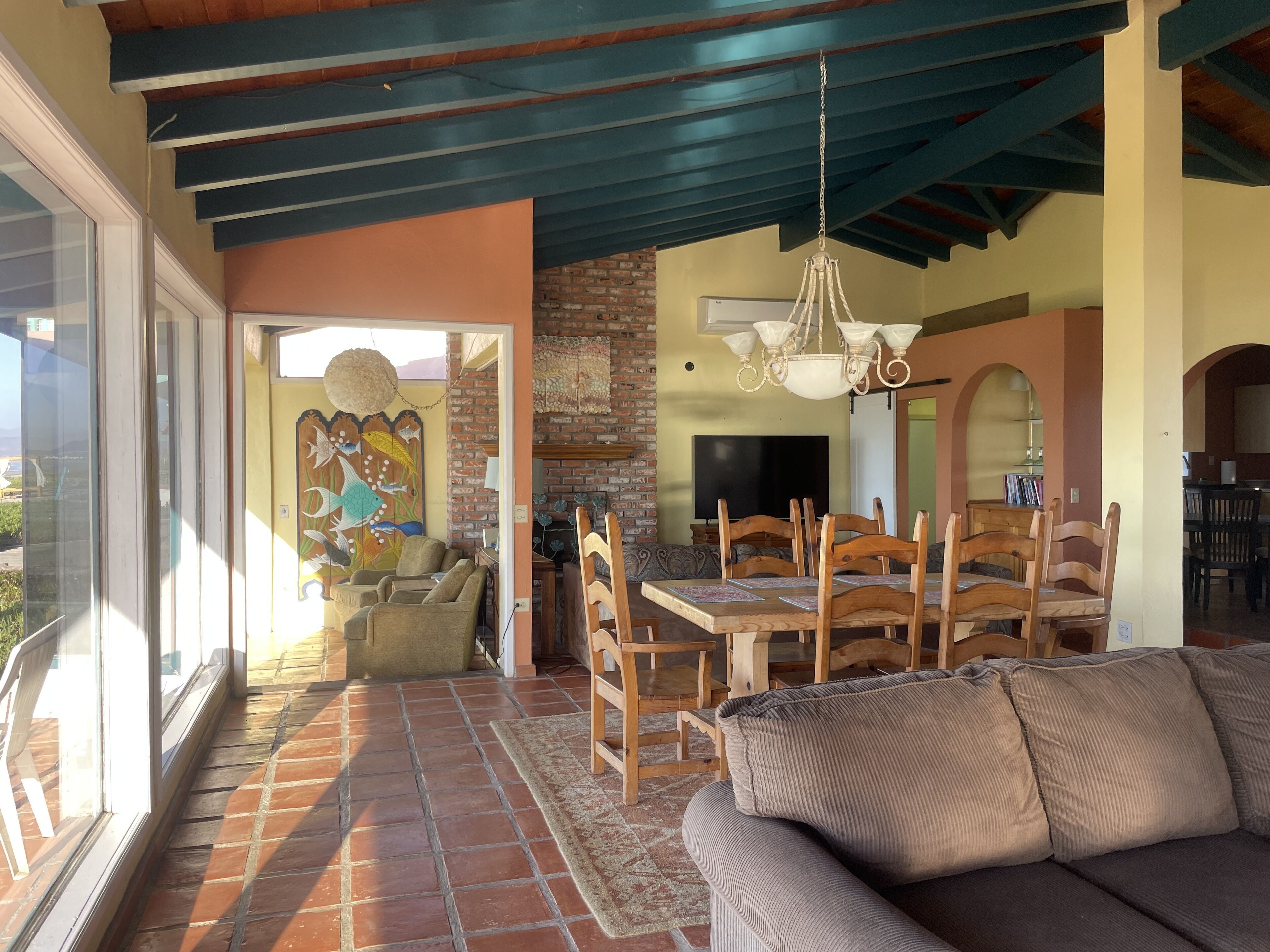 TV connectée, cheminée, livres, chaîne hi-fi