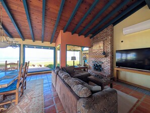 تلفزيون ذكي، مدفأة، كُتُب، ستيريو