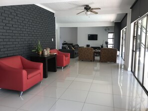TV, fireplace