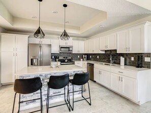 Kylskåp, mikrovågsugn, ugn och spishäll