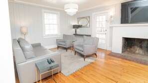 Smart TV, fireplace - BEAUTIFUL HOME; ADRQUATELY DEATILED ON THE INSIDE AND OUT. STEPS TO THE BEACH (Virginia Beach)