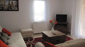 Smart-TV, Bücher, Videothek, Stereoanlage