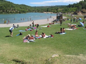 Beach nearby, sun loungers, beach towels