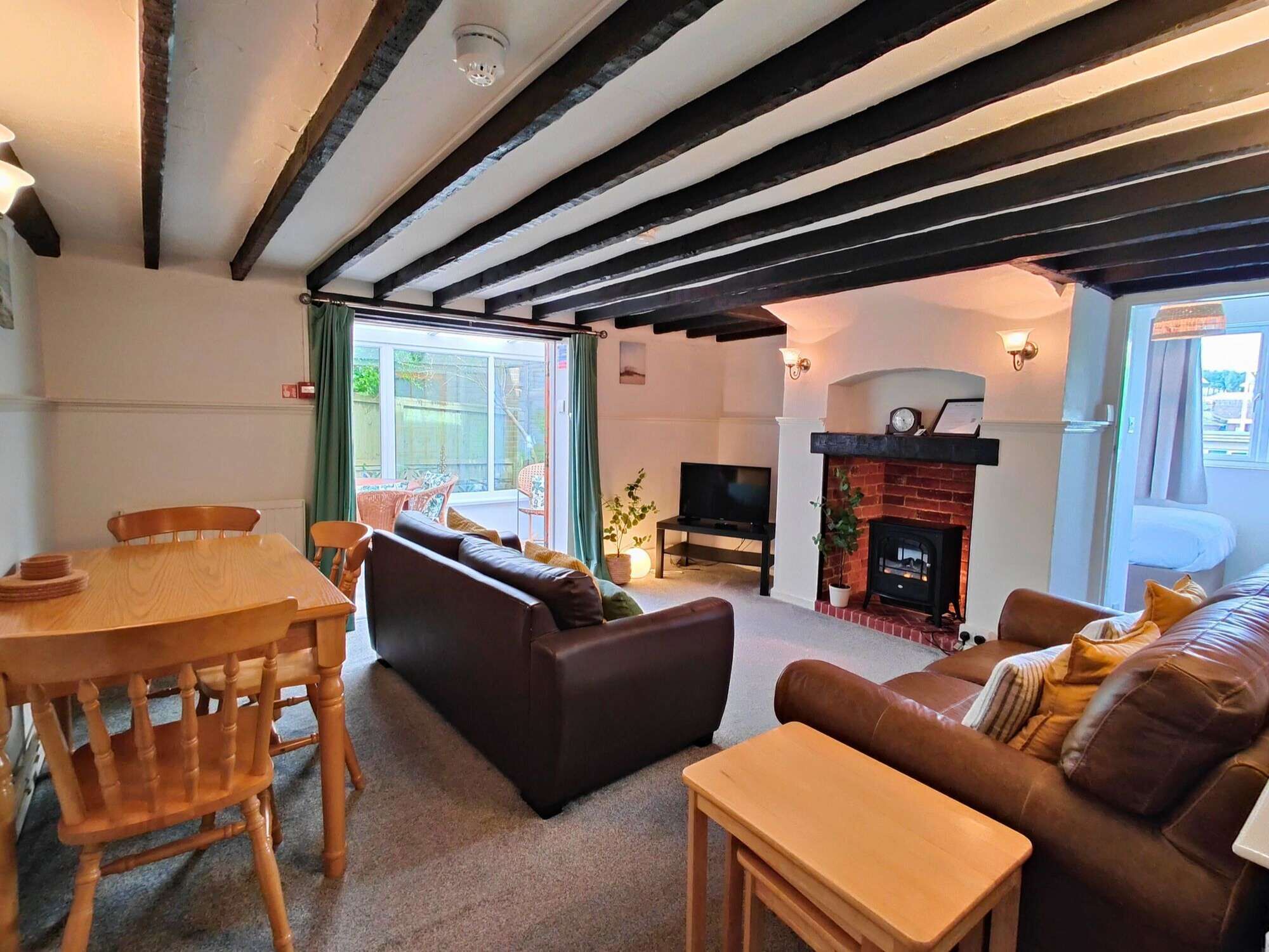 TV, fireplace