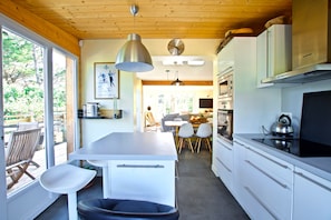 Fridge, microwave, oven, stovetop - Beautiful villa with pool at La Pointe, near ocean and pool (Lège-Cap-Ferret)