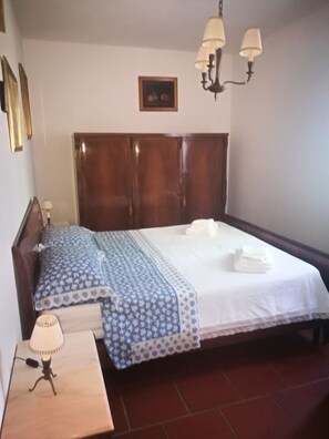 4 quartos, ferros/tábuas de passar roupa, roupa de cama