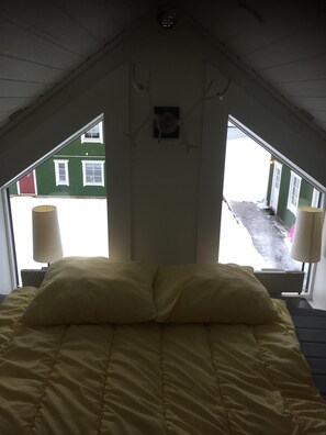 6 bedrooms, iron/ironing board, WiFi, bed sheets