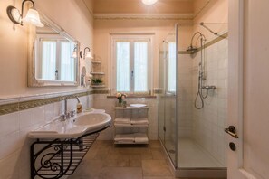 Dusche, Haartrockner, Bidet